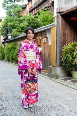 Asyalı genç kadın giyiyor kimono