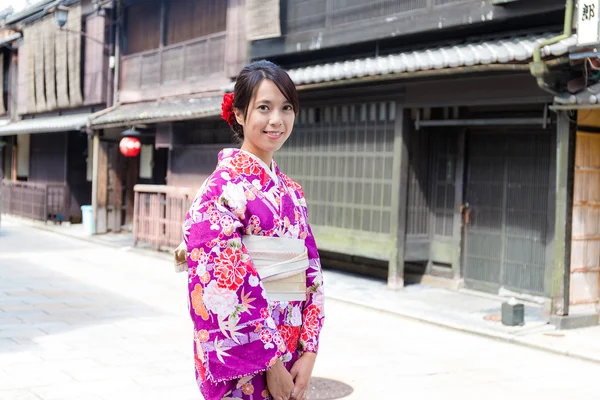 Asiática joven mujer usando kimono — Foto de Stock