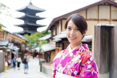 Asyalı genç kadın giyiyor kimono