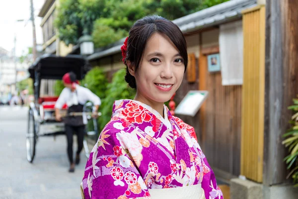 Asyalı genç kadın giyiyor kimono