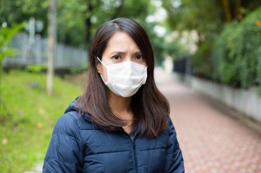 Asyalı genç kadın hasta ve giyen yüz maskesi