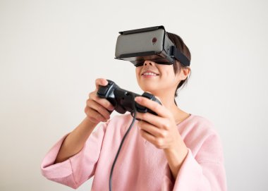 Sanal gerçeklik aygıtıyla kadın