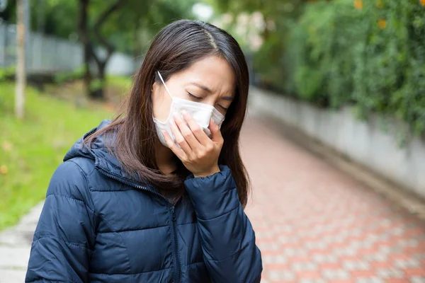 Asiatische junge Frau krank und trägt Gesichtsmaske — Stockfoto