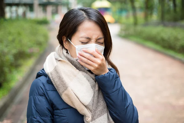 Asiática joven mujer enferma y usando mascarilla —  Fotos de Stock