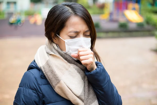 Asiática joven mujer enferma y usando mascarilla — Foto de Stock