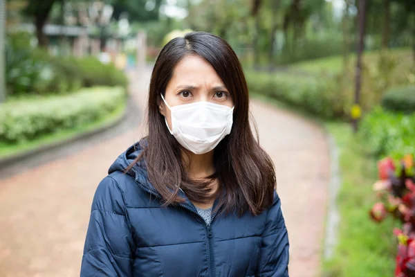 亚洲的年轻女人生病，戴着口罩 — 图库照片