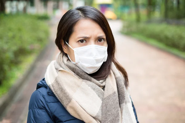 亚洲的年轻女人生病，戴着口罩 — 图库照片