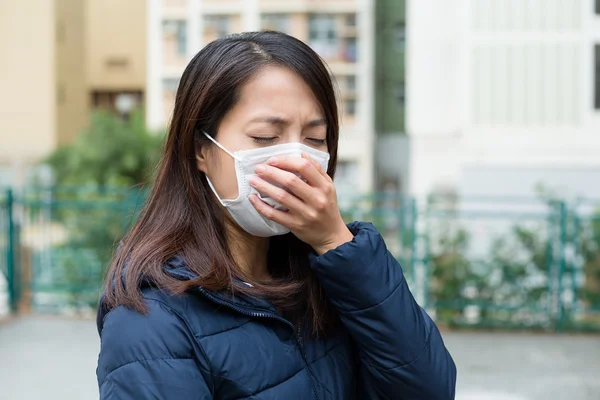 Азиатская молодая женщина больна и носит маску — стоковое фото