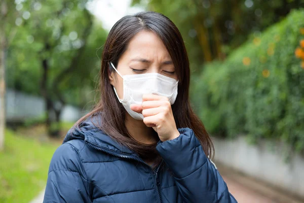 Asiático jovem mulher doente e vestindo máscara facial — Fotografia de Stock