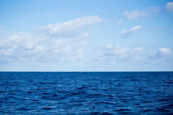 Blå havet ytbehandlar och vågor — Stockfoto