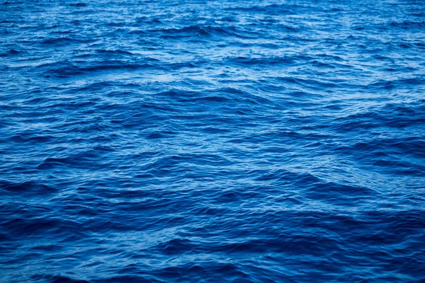 Superfície azul do mar e ondas — Fotografia de Stock
