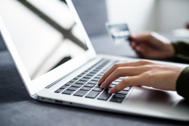 Laptop ve kredi kartı kullanarak eller