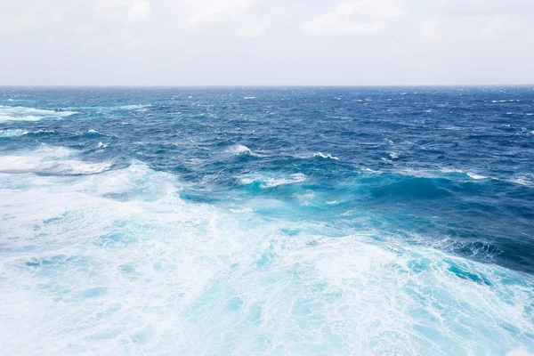 Mavi deniz yüzeyi ve dalgalar — Stok fotoğraf