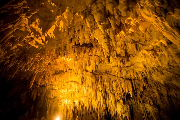 Stalactites à l'intérieur grotte — Photo