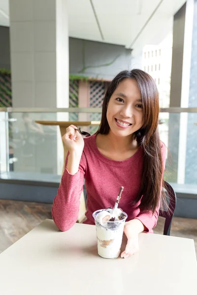 Азиатская молодая женщина ест десерт — стоковое фото