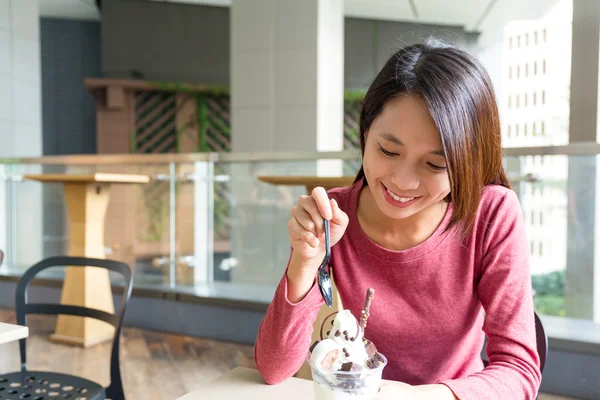 Asiática jovem mulher comer uma sobremesa — Fotografia de Stock