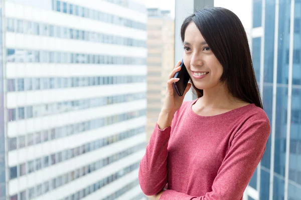 Kvinna pratar på mobiltelefon — Stockfoto