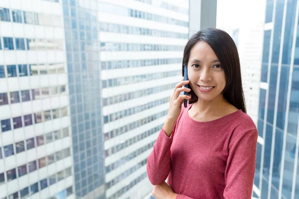 Kvinna pratar på mobiltelefon — Stockfoto