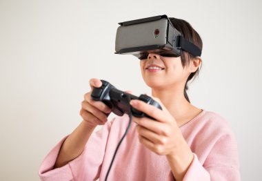 Sanal gerçeklik aygıtıyla kadın