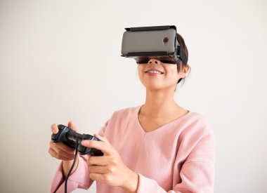 Sanal gerçeklik aygıtıyla kadın