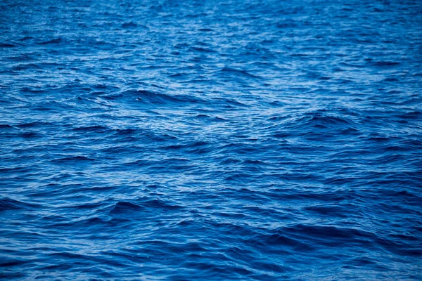 Superficie azul del mar y olas — Foto de Stock