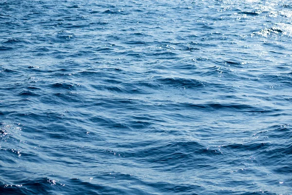 Superficie azul del mar y olas — Foto de Stock