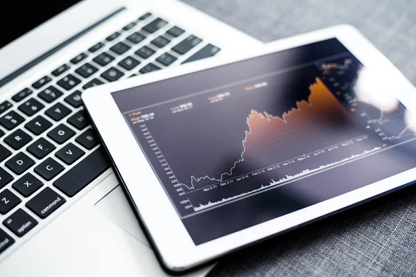Stock market grafieken op tablet pc — Stockfoto