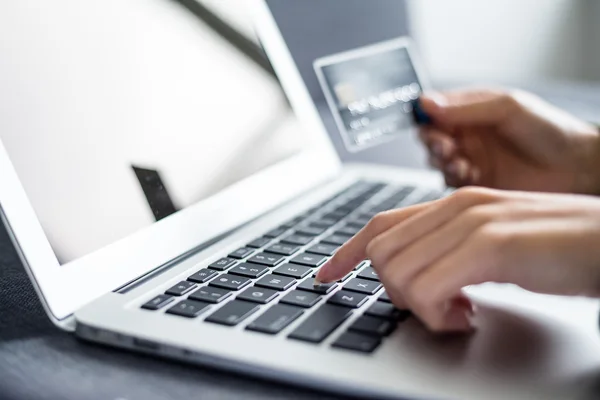 Frau mit Kreditkarte am Computer — Stockfoto