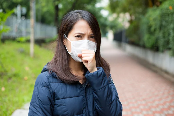 Asiatin krank und trägt Gesichtsmaske — Stockfoto