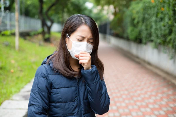 Азиатская женщина больна и носит маску — стоковое фото