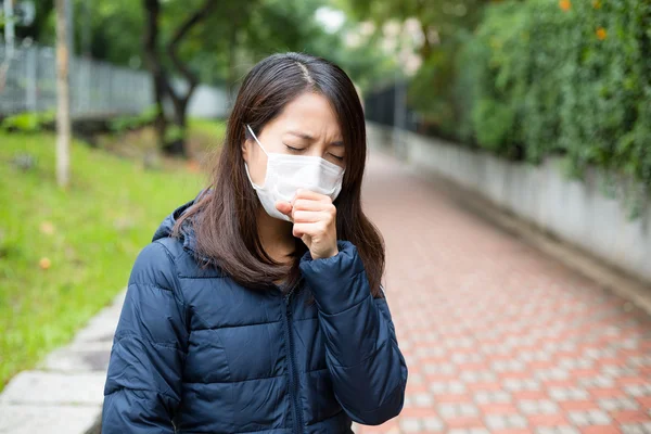 Asiático mulher doente e vestindo máscara facial — Fotografia de Stock