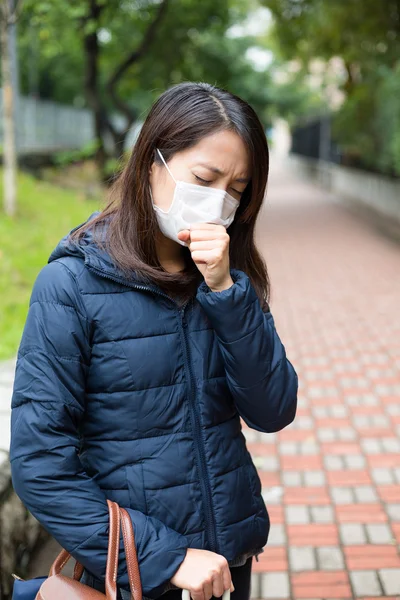 Азіатський жінка хворими і носіння маска — стокове фото