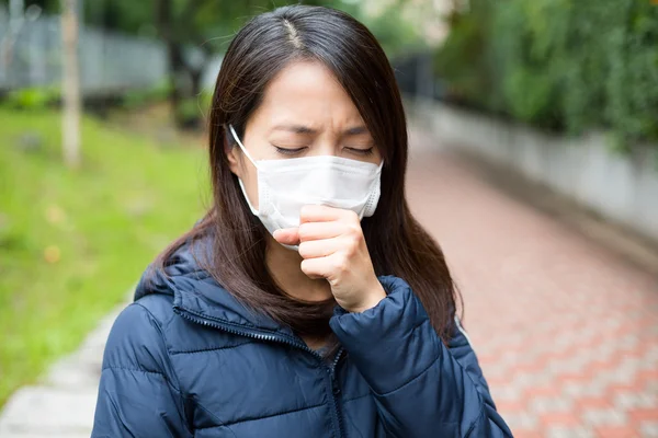 아시아 여 자가 아 프 다 고 입고 얼굴 마스크 — 스톡 사진