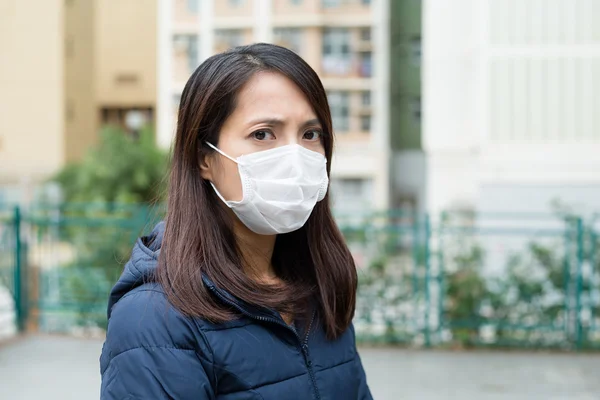 Asiático mulher doente e vestindo máscara facial — Fotografia de Stock