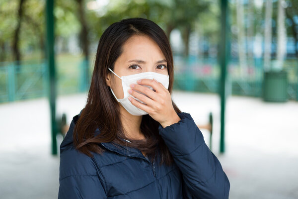 Азиатская женщина больна и носит маску
