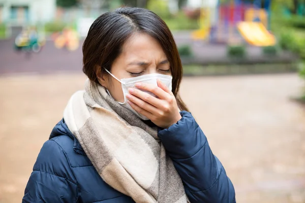 Femme asiatique malade et portant un masque facial — Photo