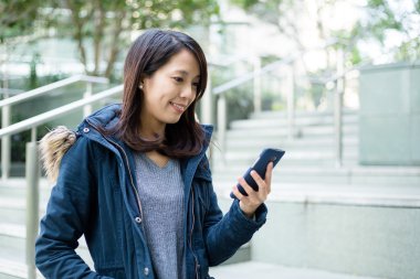 Akıllı telefon kullanan Asyalı kadın