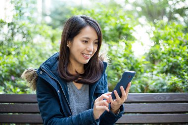 Akıllı telefon kullanan Asyalı kadın