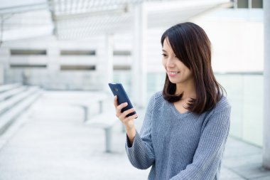 Akıllı telefon kullanan Asyalı kadın