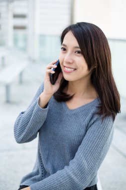 Asyalı kadın telefonla konuşuyor