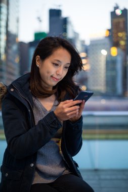 Hong Kong cep telefonu kullanan kadın