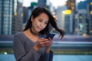 Hong Kong cep telefonu kullanan kadın