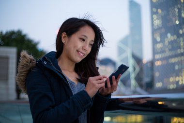 Hong Kong cep telefonu kullanan kadın