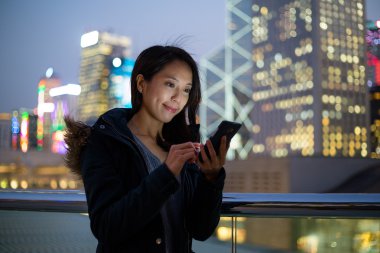 Hong Kong cep telefonu kullanan kadın