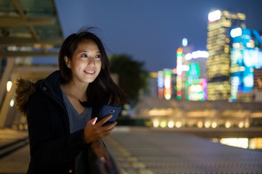 Hong Kong cep telefonu kullanan kadın