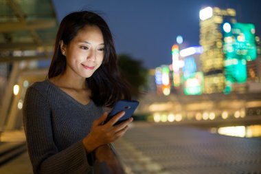 Hong Kong cep telefonu kullanan kadın