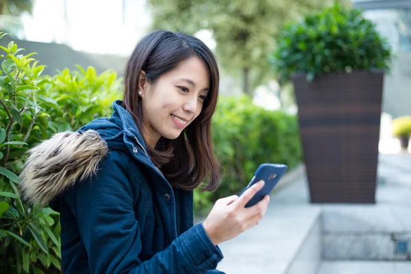 Mulher asiática usando smartphone — Fotografia de Stock