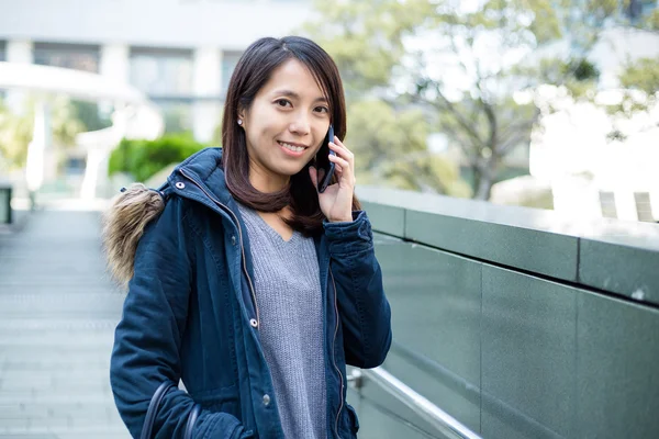 Asiatisk kvinna prata i telefon — Stockfoto