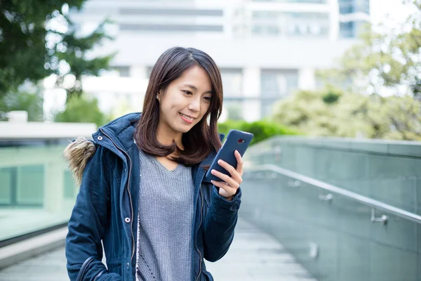 Asiatisk kvinna med smartphone — Stockfoto