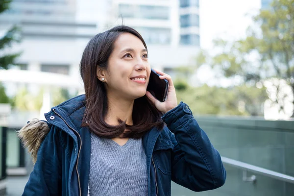 Asiatisk kvinna prata telefon — Stockfoto